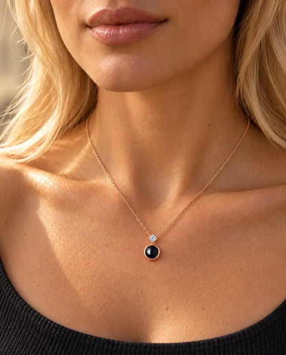 Mujer con un top gris marengo que lleva el delicado collar solitario en color oro rosa