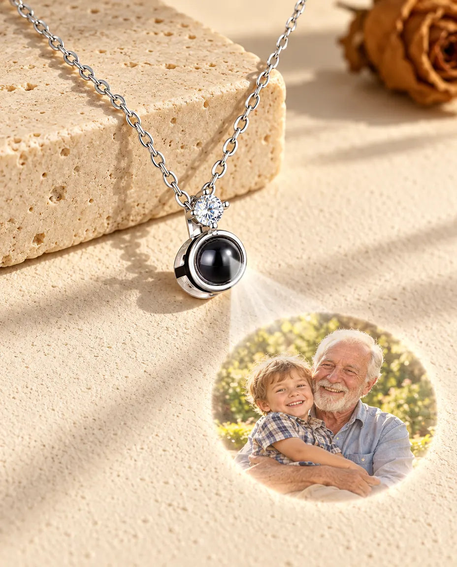 Collar solitario plateado que proyecta la foto de un abuelo con su nieto sobre yeso