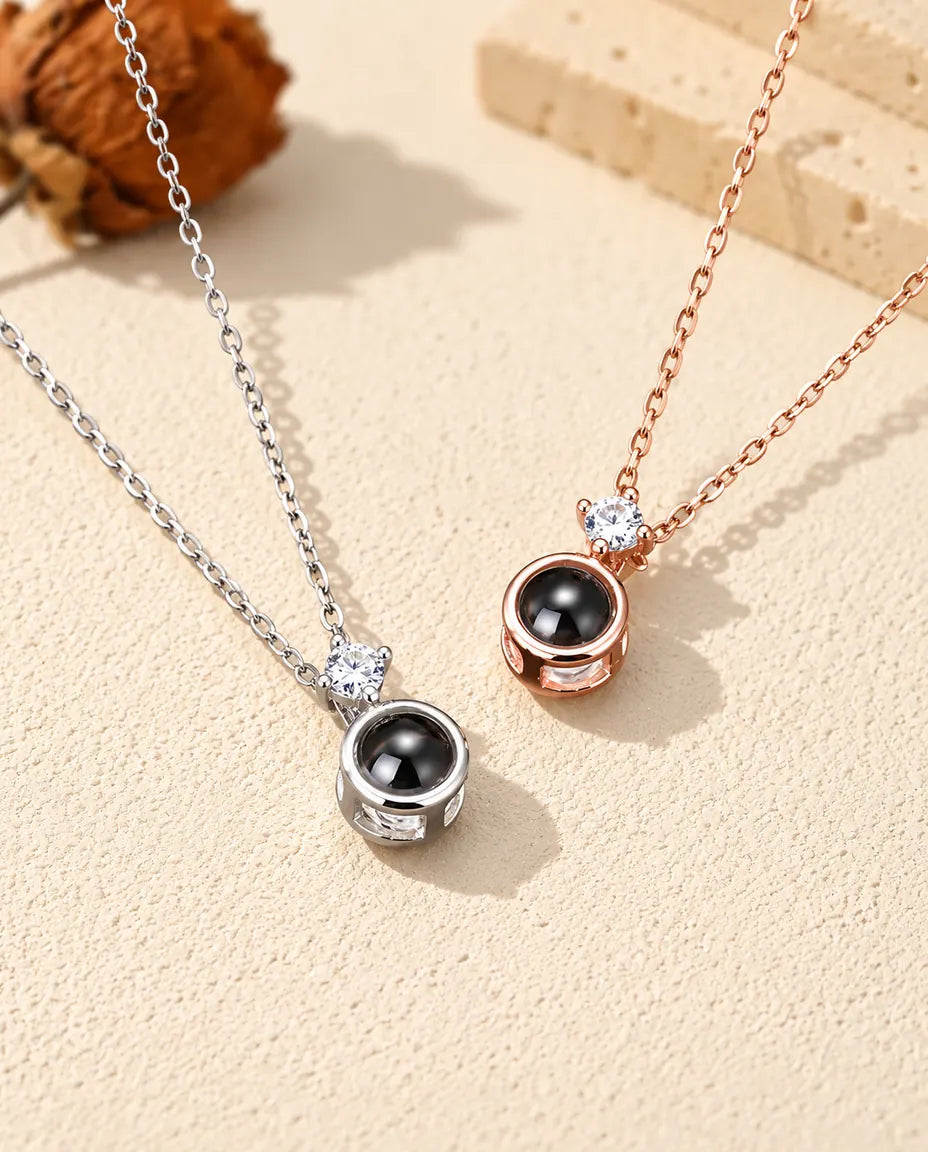 Collares solitario con foto dentro en plateado y color oro rosa, uno junto a otro