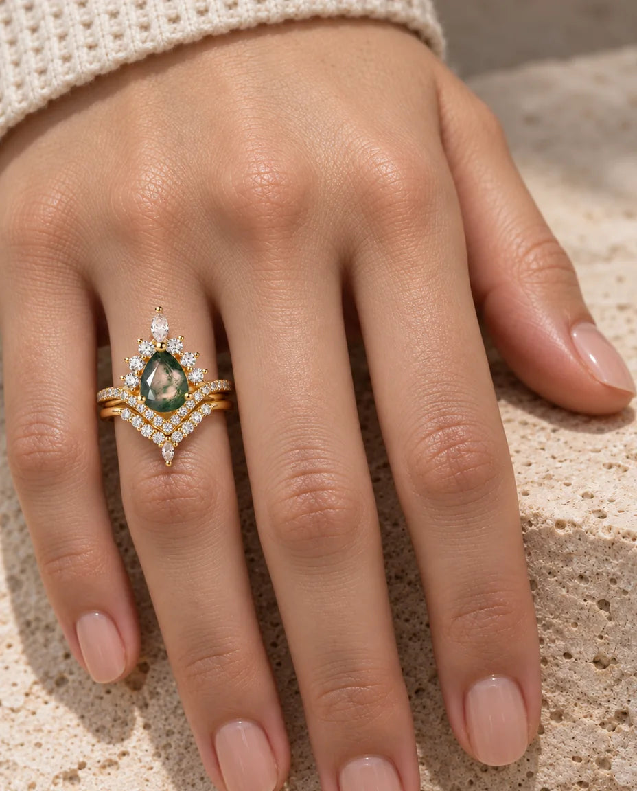Conjunto de anillos de ágata musgosa talla pera - llevado en la mano