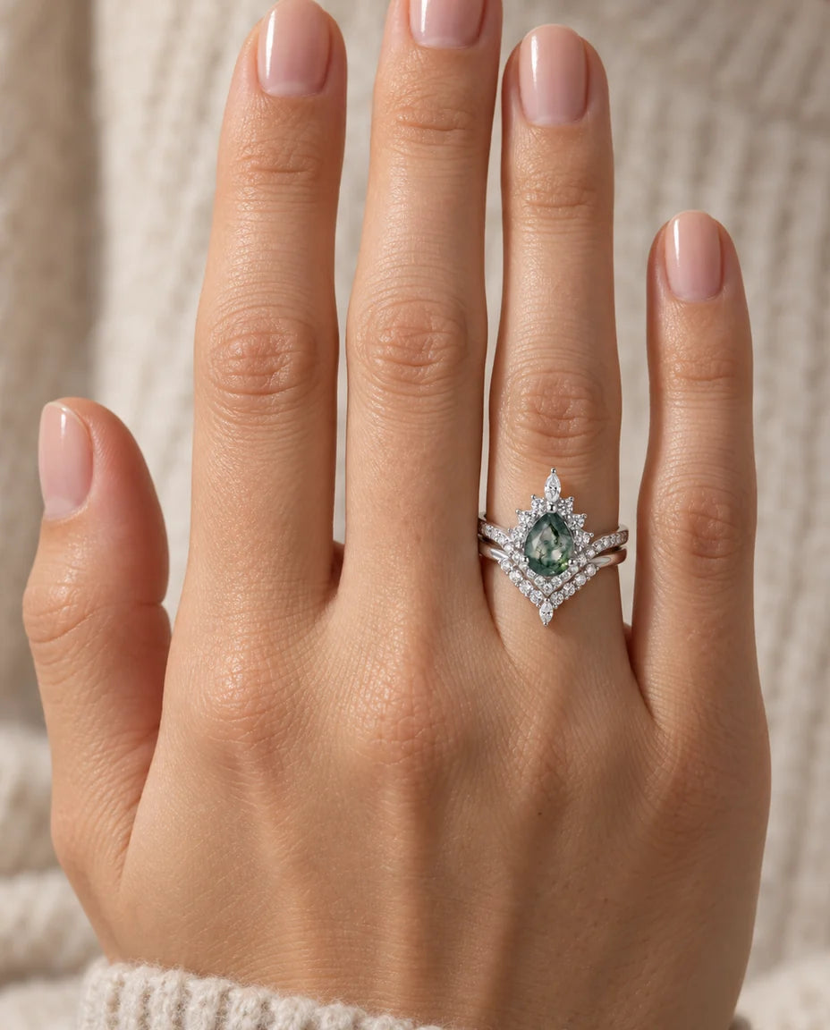Conjunto de anillos de ágata musgosa talla pera - llevado en la mano, acabado en plata