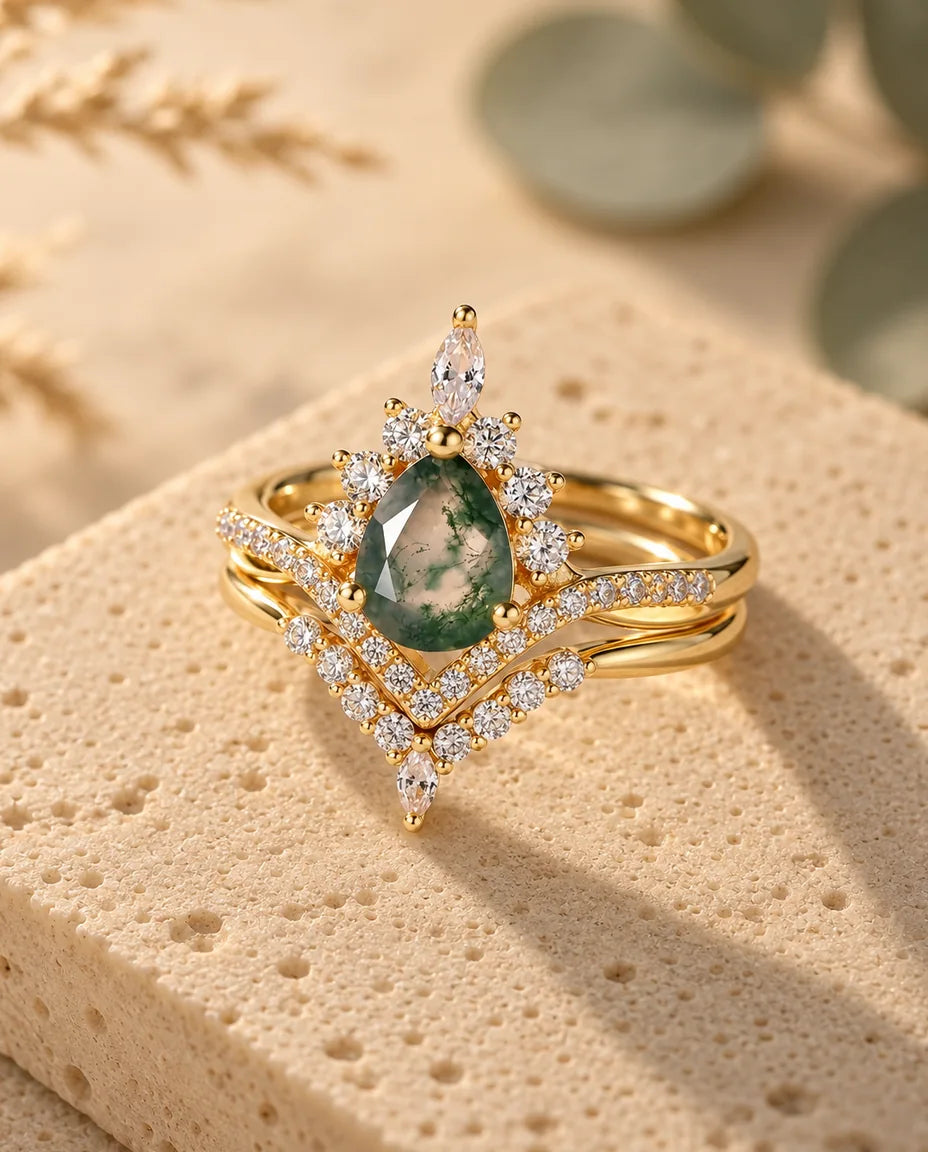 Conjunto de anillos de ágata musgosa talla pera - vista de tres cuartos