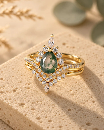 Conjunto de anillos de ágata musgosa talla pera - vista de tres cuartos