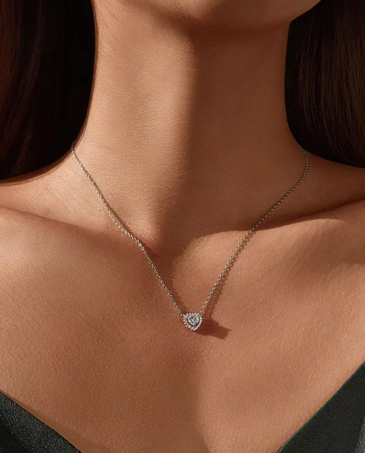 Conjunto de Moissanita Corazón en Plata 925 - collar llevado por una modelo