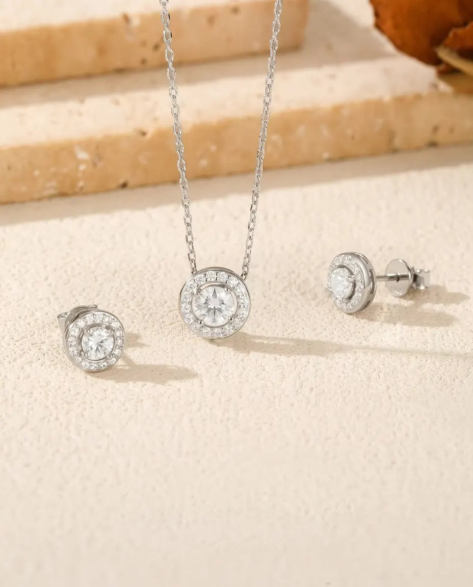 Conjunto de Moissanita Redonda con Halo en Plata 925 - el conjunto completo sobre piedra clara