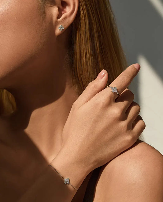 Conjunto de Moissanita con Trébol en Plata 925 – Pulsera, Anillo y Pendientes de Botón Pavé con el Trébol de la Baraja, Set de 3 Piezas para Ella