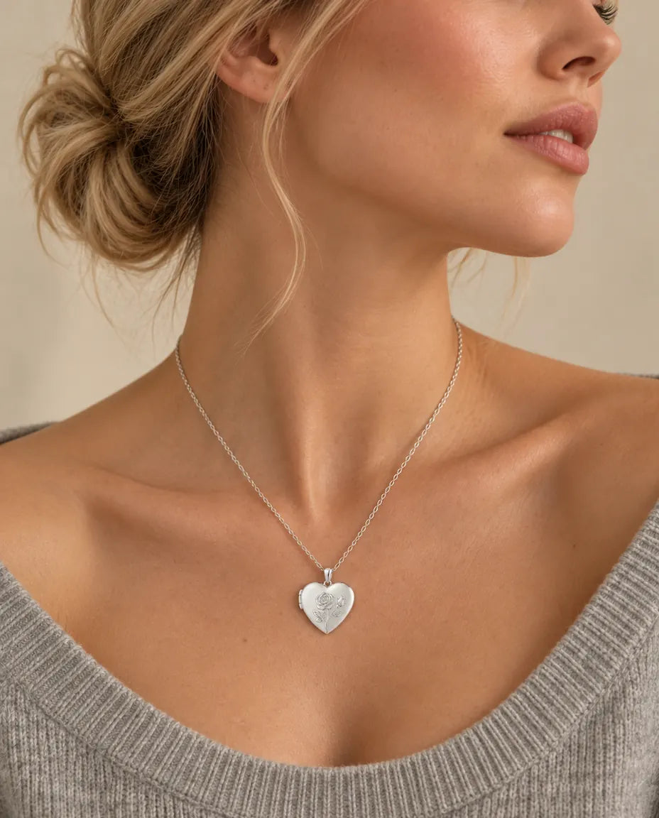 Relicario Corazón con 2 Fotos - relicario con rosa en relieve y dorso de nácar llevado por una modelo