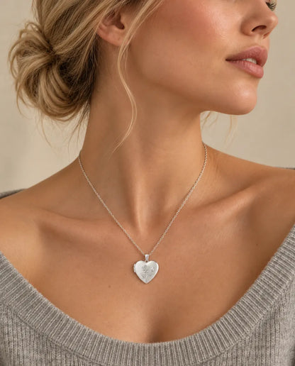 Relicario Corazón con 2 Fotos - relicario con rosa en relieve y dorso de nácar llevado por una modelo