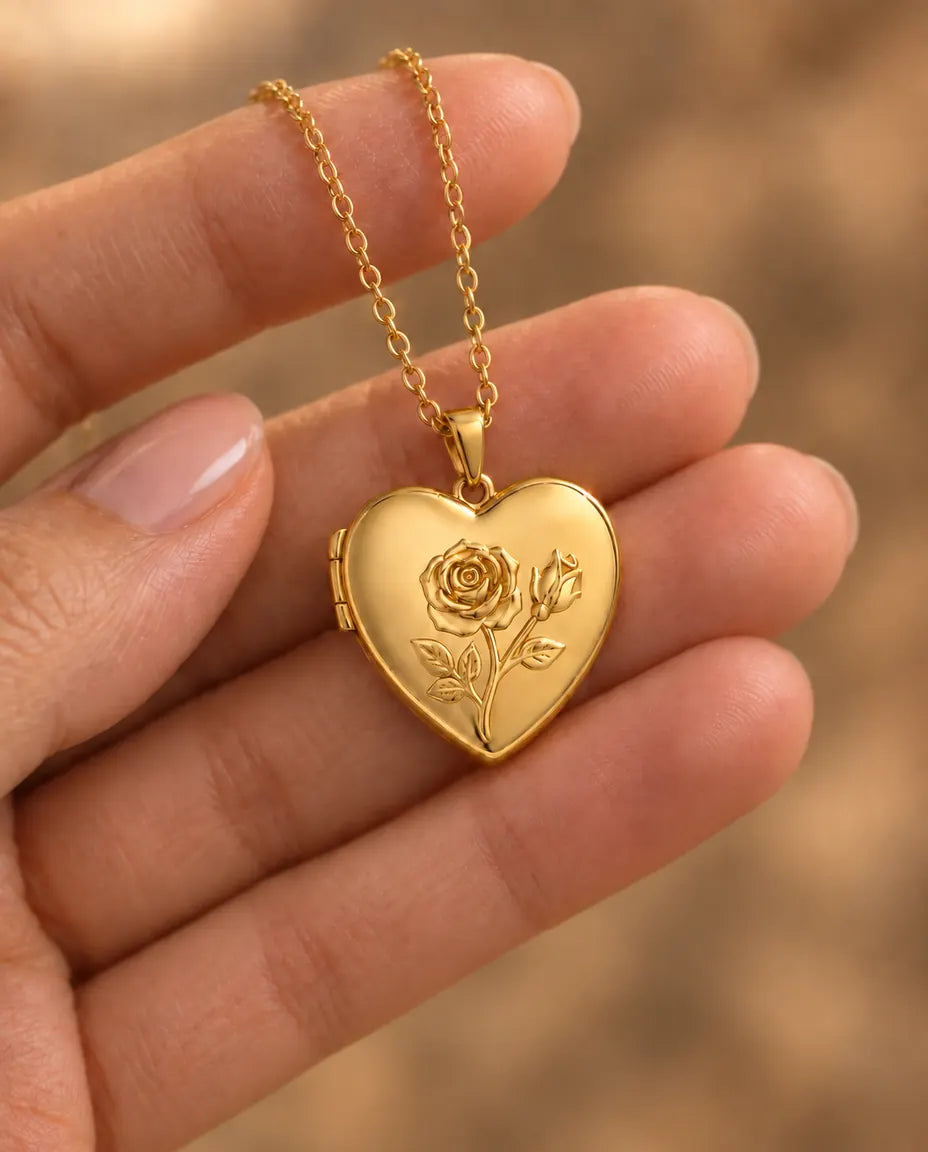 Relicario Corazón con 2 Fotos - relicario con rosa en relieve y dorso de nácar sostenido en la mano
