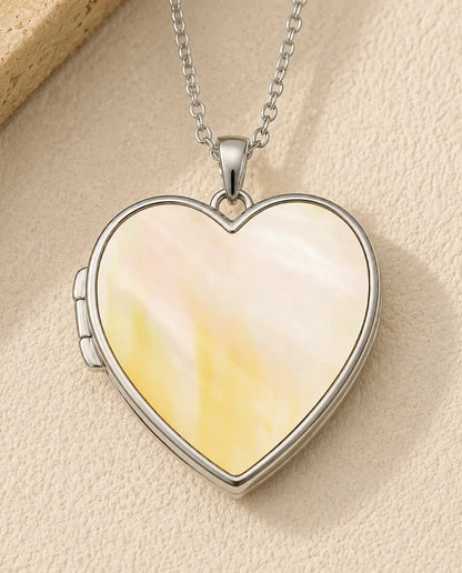 Relicario Corazón con 2 Fotos - relicario con rosa en relieve y dorso de nácar, plateado o dorado, cadena 50+5 cm