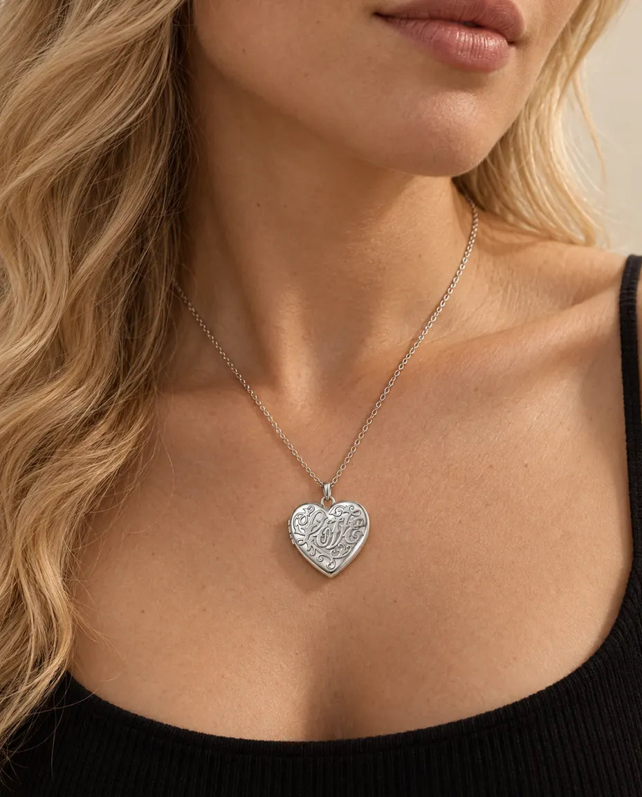 Relicario Corazón Love con 2 Fotos - relicario con Love en relieve y dorso de nácar llevado por una modelo