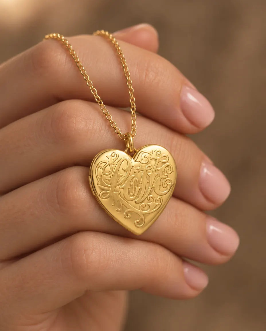 Relicario Corazón Love con 2 Fotos - relicario con Love en relieve y dorso de nácar sostenido en la mano