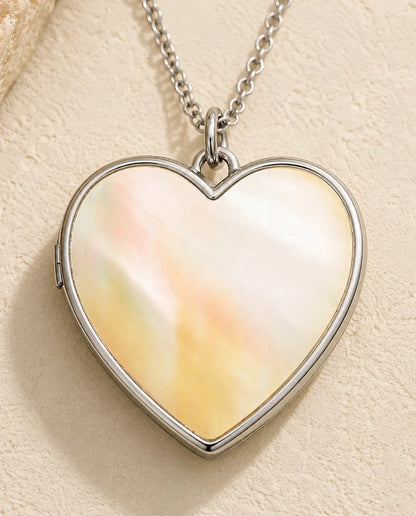Relicario Corazón Love con 2 Fotos - relicario con Love en relieve y dorso de nácar, plateado o dorado, cadena 45+5 cm
