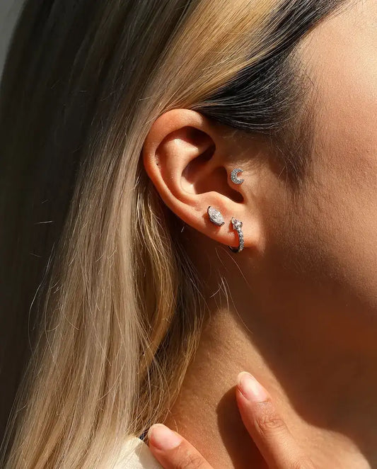 Mini Aros de Moissanita Talla Pera en Plata 925 - llevado en la oreja, primer plano