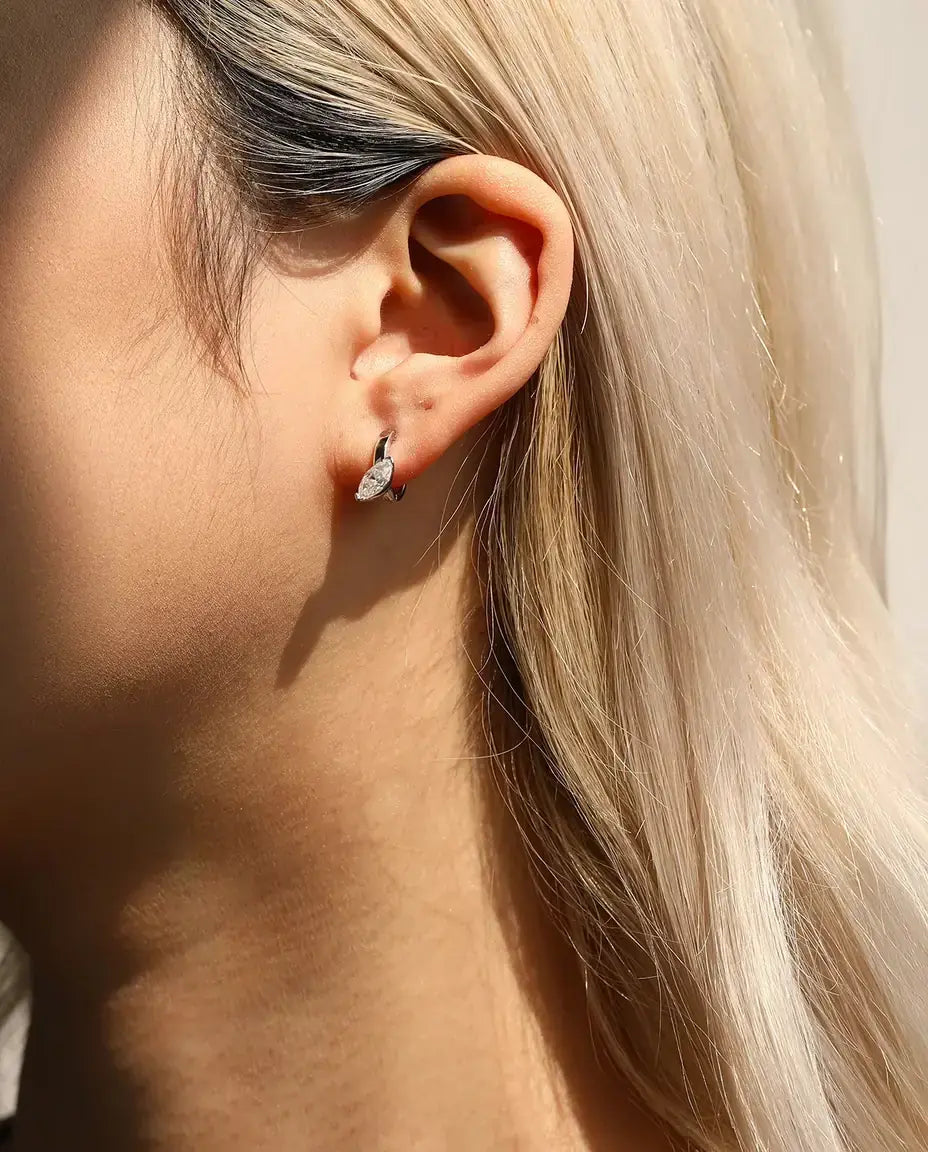 Pendientes de Aro Colgantes con Moissanita Marquesa - una piedra de 0,50 ct 4 x 8 mm en cada aro, 14,5 mm de largo, plata 925