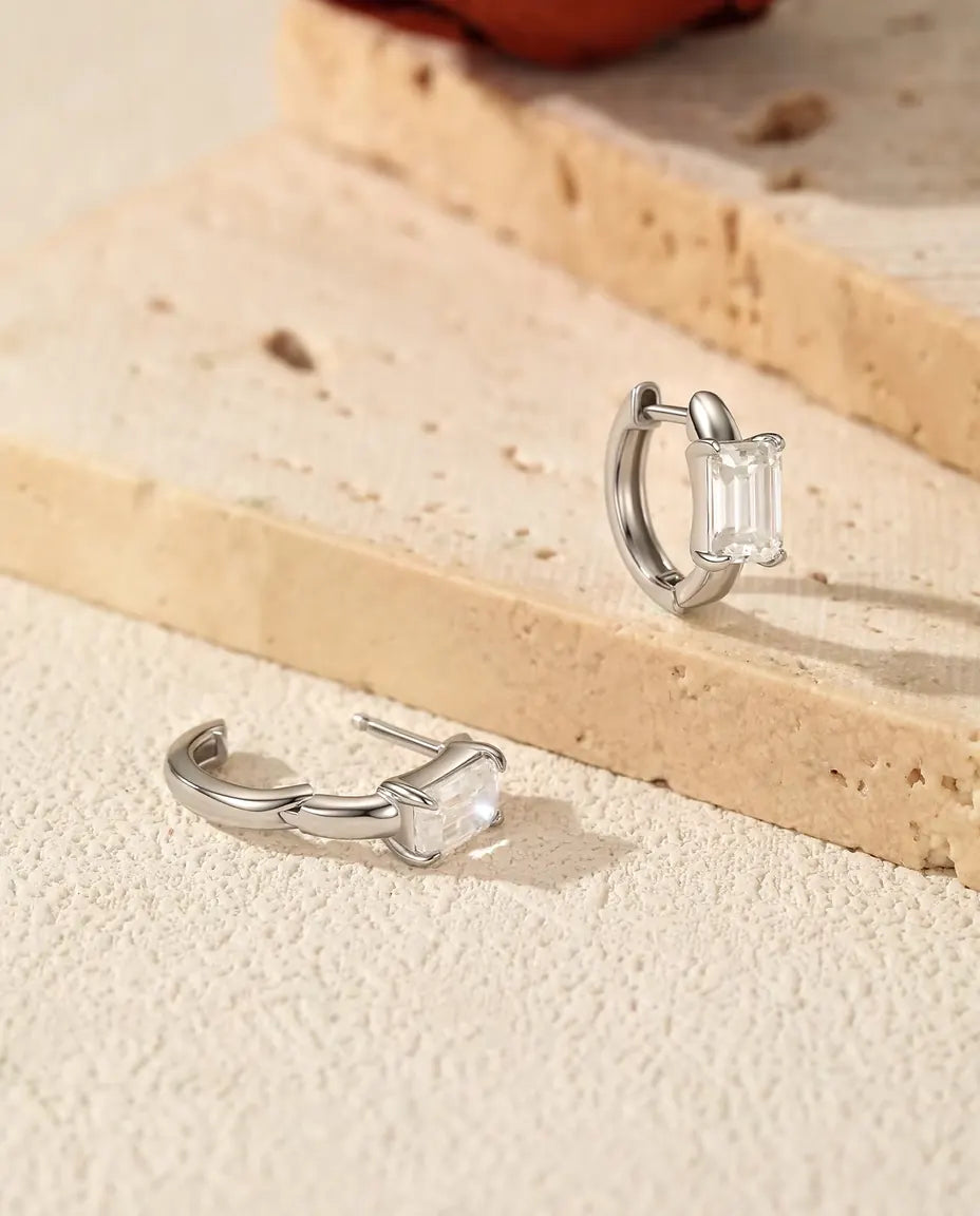 Pendientes de Aro con Moissanita Talla Esmeralda - una piedra de 0,80 ct 4 x 6 mm en cada aro, 11,5 mm de diámetro, plata 925