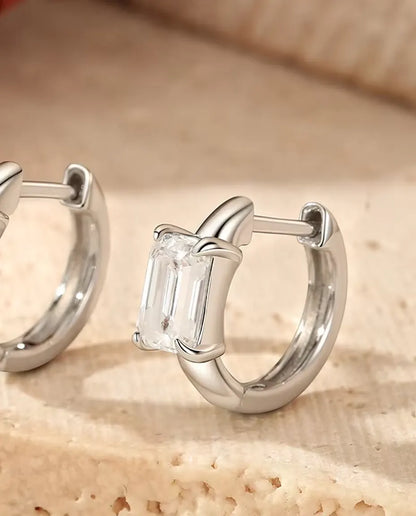 Pendientes de Aro con Moissanita Talla Esmeralda - una piedra de 0,80 ct 4 x 6 mm en cada aro, 11,5 mm de diámetro, plata 925