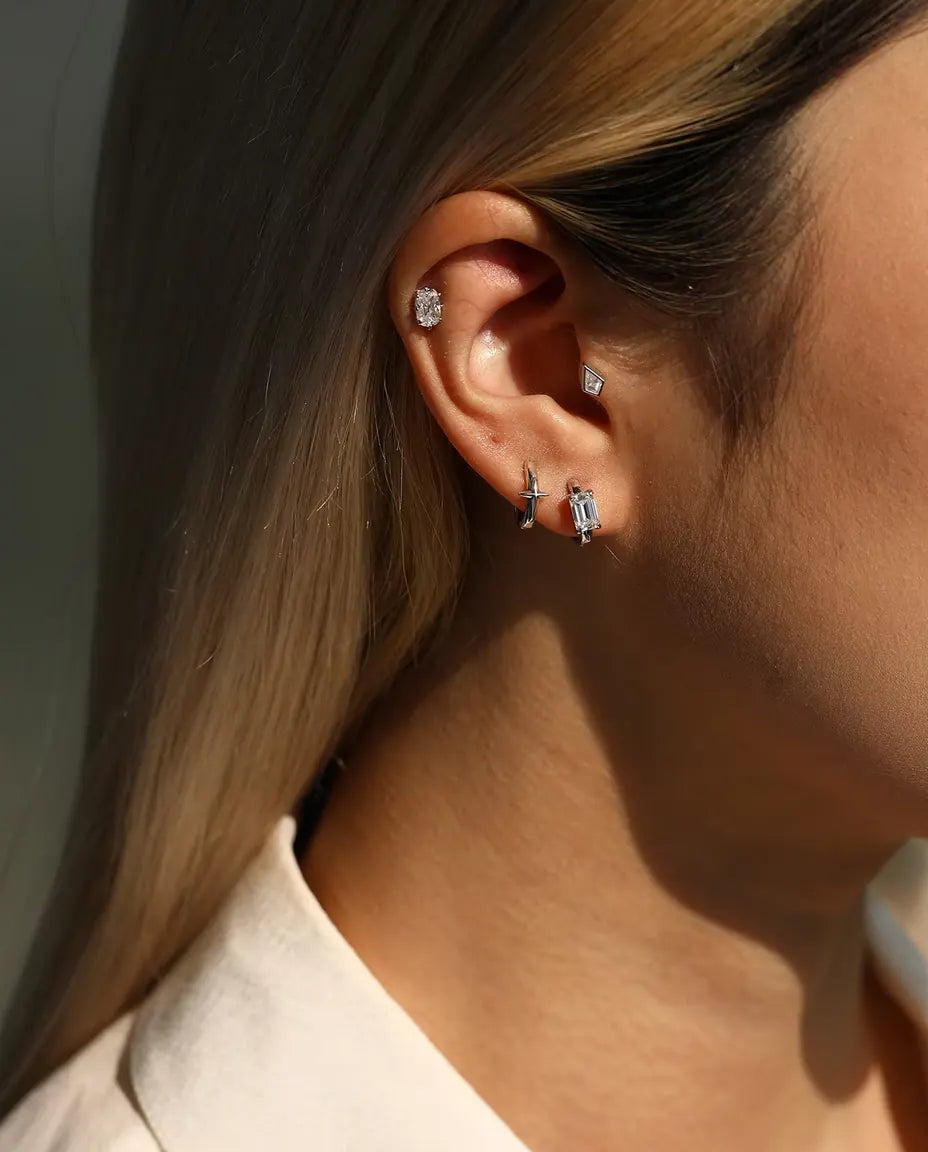 Pendientes de Aro con Moissanita Talla Esmeralda - una piedra de 0,80 ct 4 x 6 mm en cada aro, 11,5 mm de diámetro, plata 925