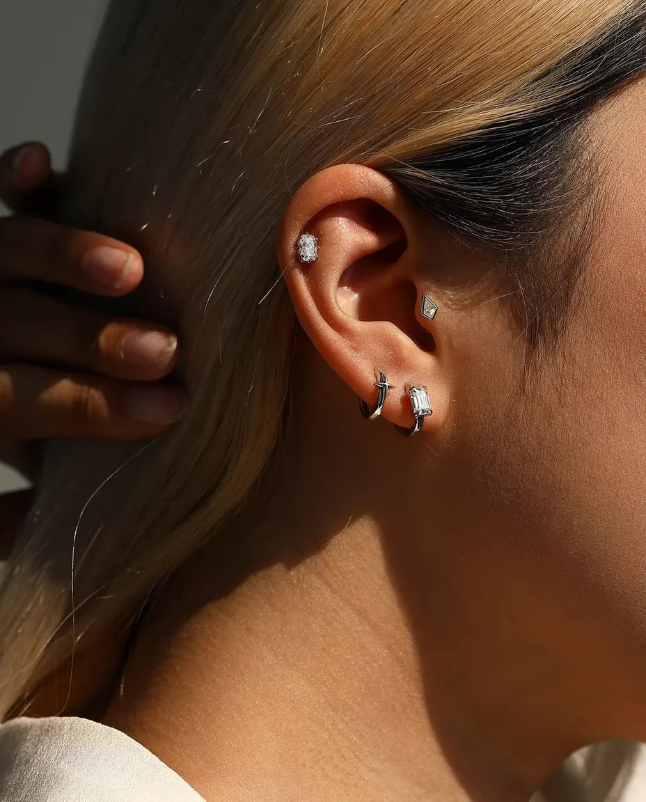 Pendientes de Aro con Moissanita Talla Esmeralda - una piedra de 0,80 ct 4 x 6 mm en cada aro, 11,5 mm de diámetro, plata 925