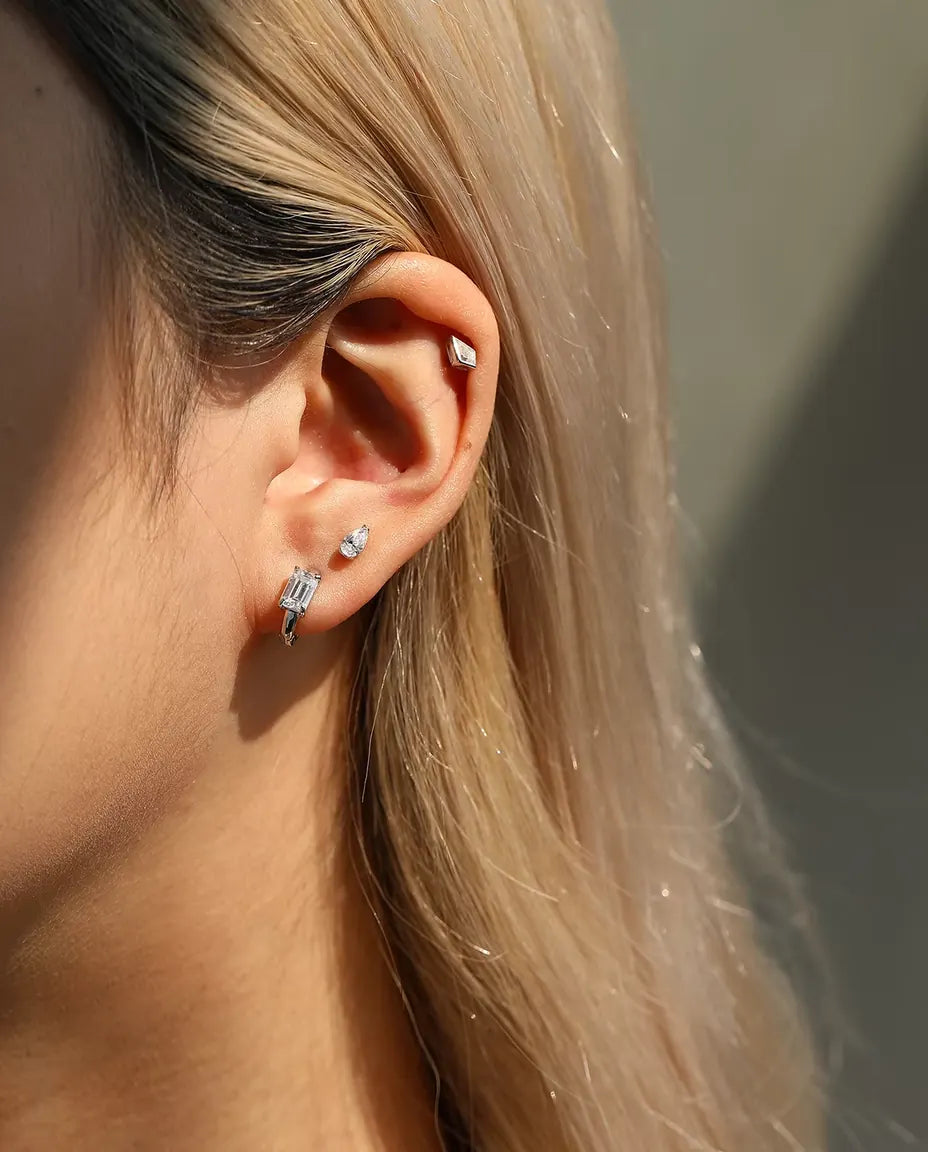 Pendientes de Aro con Moissanita Talla Esmeralda - una piedra de 0,80 ct 4 x 6 mm en cada aro, 11,5 mm de diámetro, plata 925