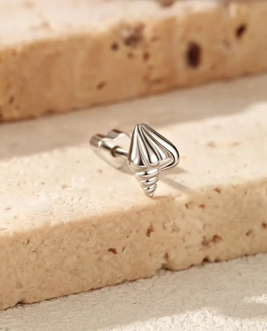 Pendientes Caracola en Espiral de Plata 925 - sobre el borde de una losa de travertino