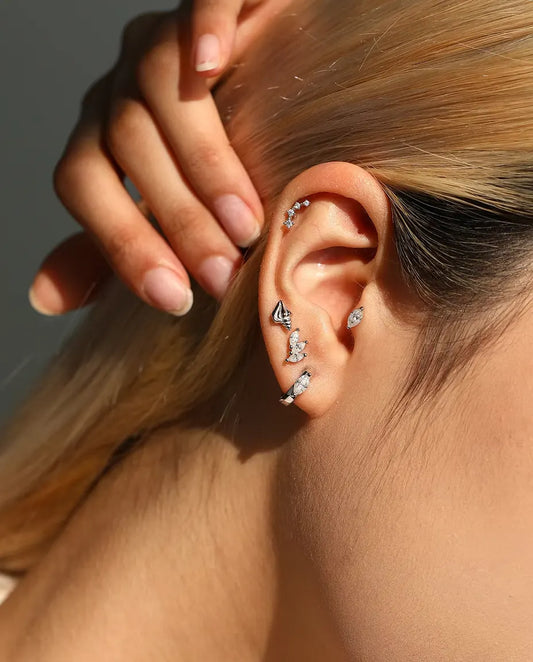 Pendientes Caracola en Espiral de Plata 925 - llevado por una modelo con la mano en la nuca