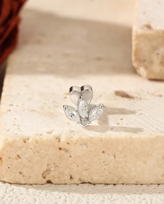 Pendientes Flor de Loto de Moissanita Marquesa en Plata 925 - sobre el borde de una losa de travertino