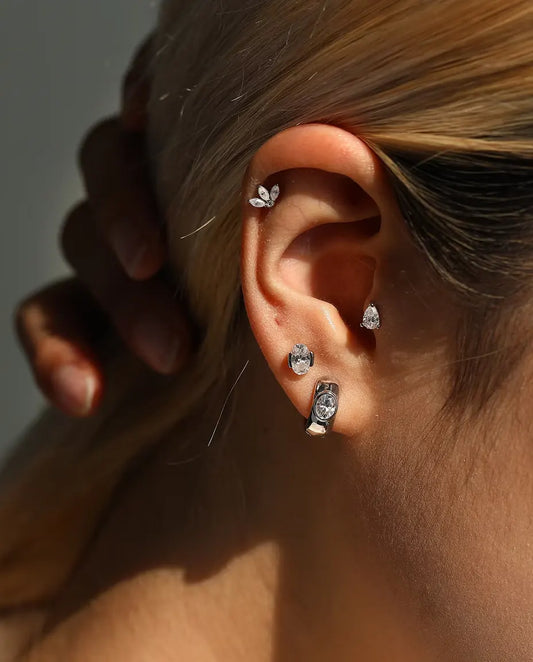 Pendientes Flor de Loto de Moissanita Marquesa en Plata 925 - llevado por una modelo con la mano en la nuca