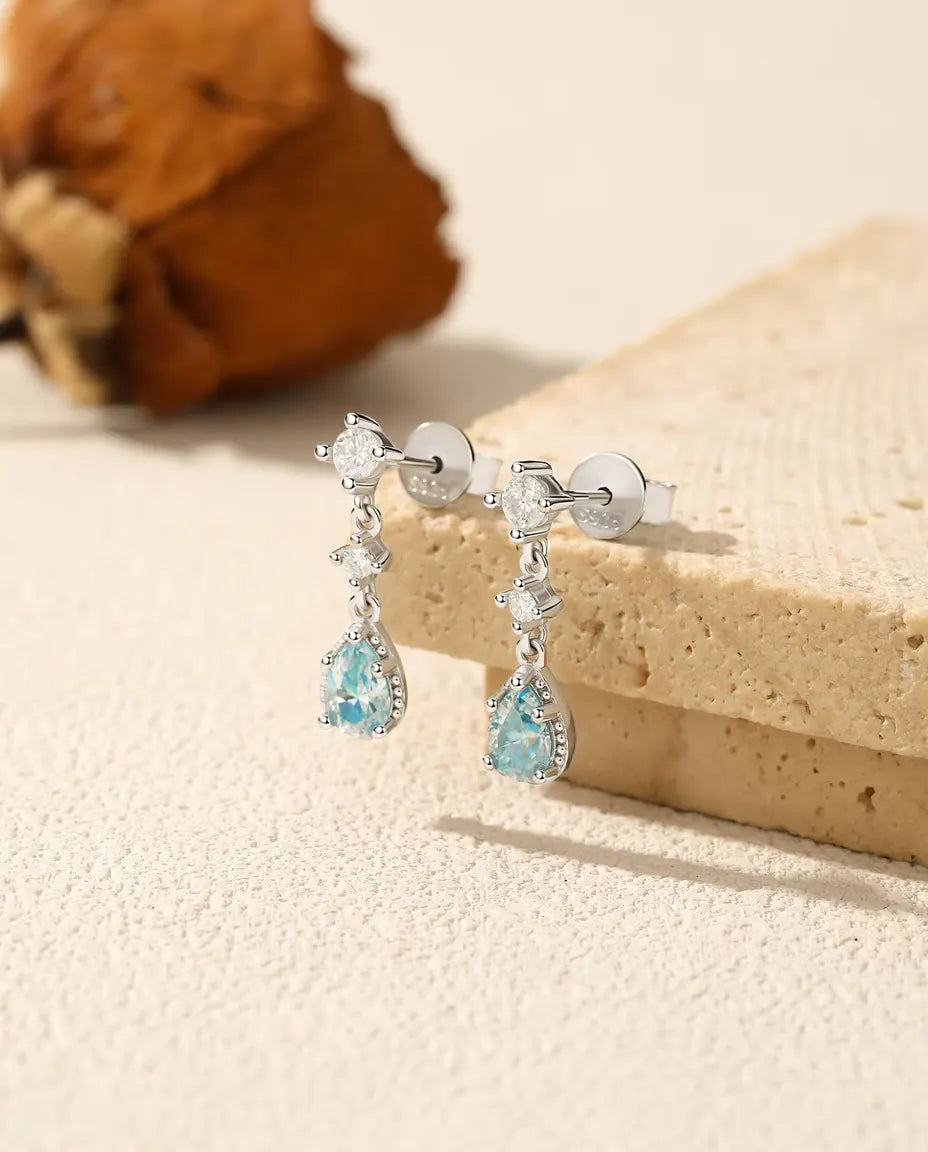 Pendientes de Moissanita Azul Aqua - gotas de 0,50 ct de 4 x 6 mm con acentos de circonita, plata 925, 18 mm