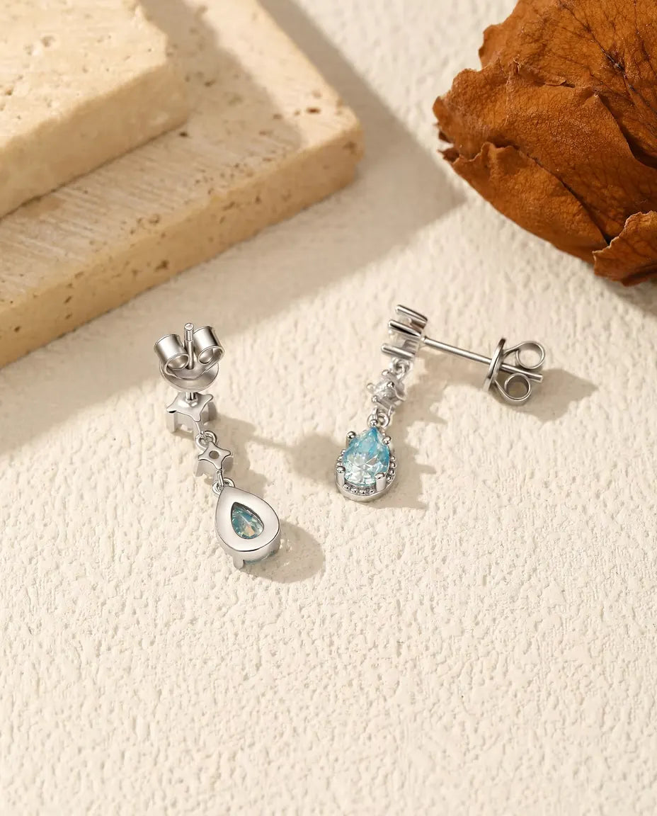 Pendientes de Moissanita Azul Aqua - una gota de 0,50 ct de 4 x 6 mm en cada pendiente con acentos de circonita, plata 925, 18 mm