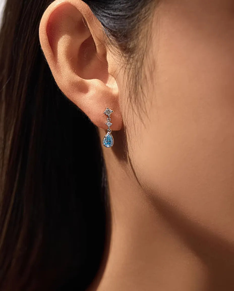 Pendientes de Moissanita Azul Aqua - una gota de 0,50 ct de 4 x 6 mm en cada pendiente con acentos de circonita, plata 925, 18 mm