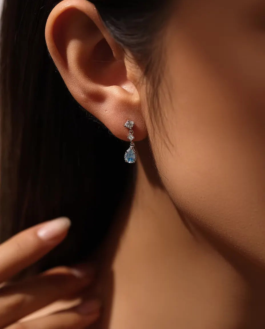Pendientes de Moissanita Azul Aqua - una gota de 0,50 ct de 4 x 6 mm en cada pendiente con acentos de circonita, plata 925, 18 mm