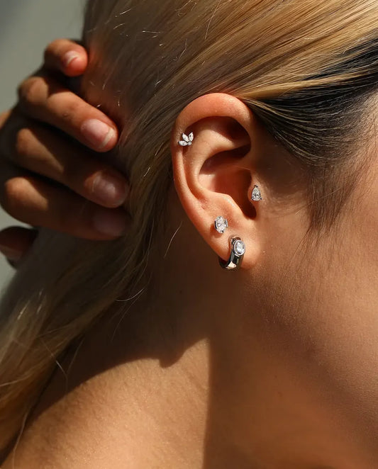 Pendientes de Moissanita Oval con Engaste Lateral en Plata 925 - llevado por una modelo con la mano en la nuca