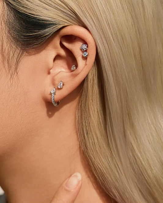 Pendientes de Moissanita Talla Pera con Dos Garras en Plata 925 - llevado por una modelo con la mano en el cuello