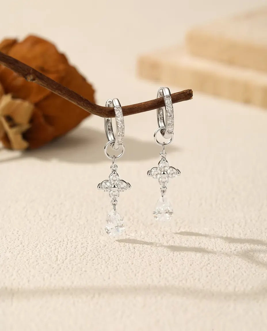 Pendientes de moissanita en pera - gotas de 0,80 ct sobre eslabón trébol, aros de plata 925, 34 mm