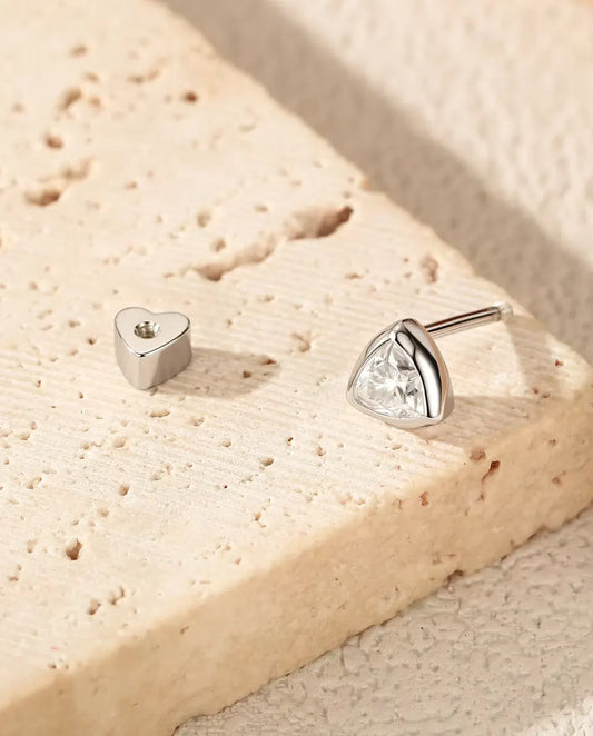 Pendientes de Moissanita Triangular en Engaste de Bisel - con el cierre en forma de corazón quitado y colocado al lado