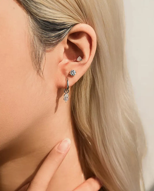 Pendientes de Moissanita Triangular en Engaste de Bisel - llevado en la oreja, primer plano