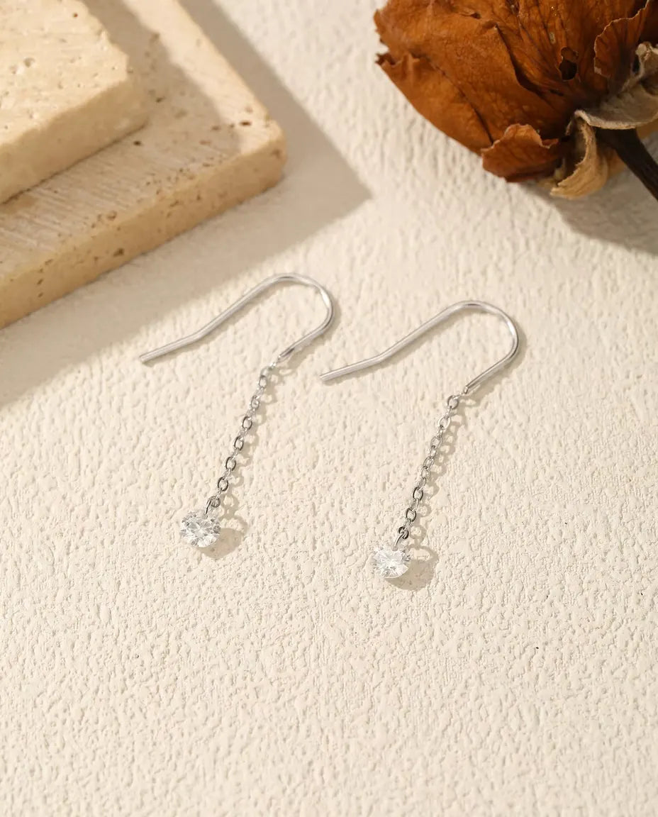Pendientes Pasantes de Moissanita - una piedra de 0,30 ct y 4 mm en cada pendiente, cadena fina de 35 mm, plata de ley 925