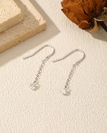 Pendientes Pasantes de Moissanita - una piedra de 0,30 ct y 4 mm en cada pendiente, cadena fina de 35 mm, plata de ley 925