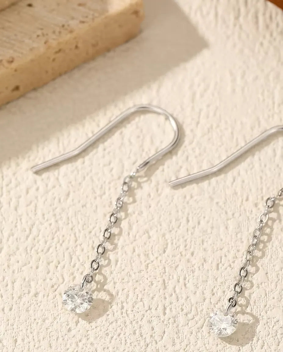 Pendientes Pasantes de Moissanita - una piedra de 0,30 ct y 4 mm en cada pendiente, cadena fina de 35 mm, plata de ley 925