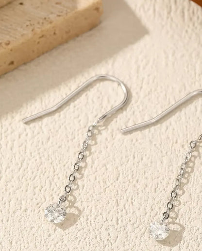 Pendientes Pasantes de Moissanita - una piedra de 0,30 ct y 4 mm en cada pendiente, cadena fina de 35 mm, plata de ley 925