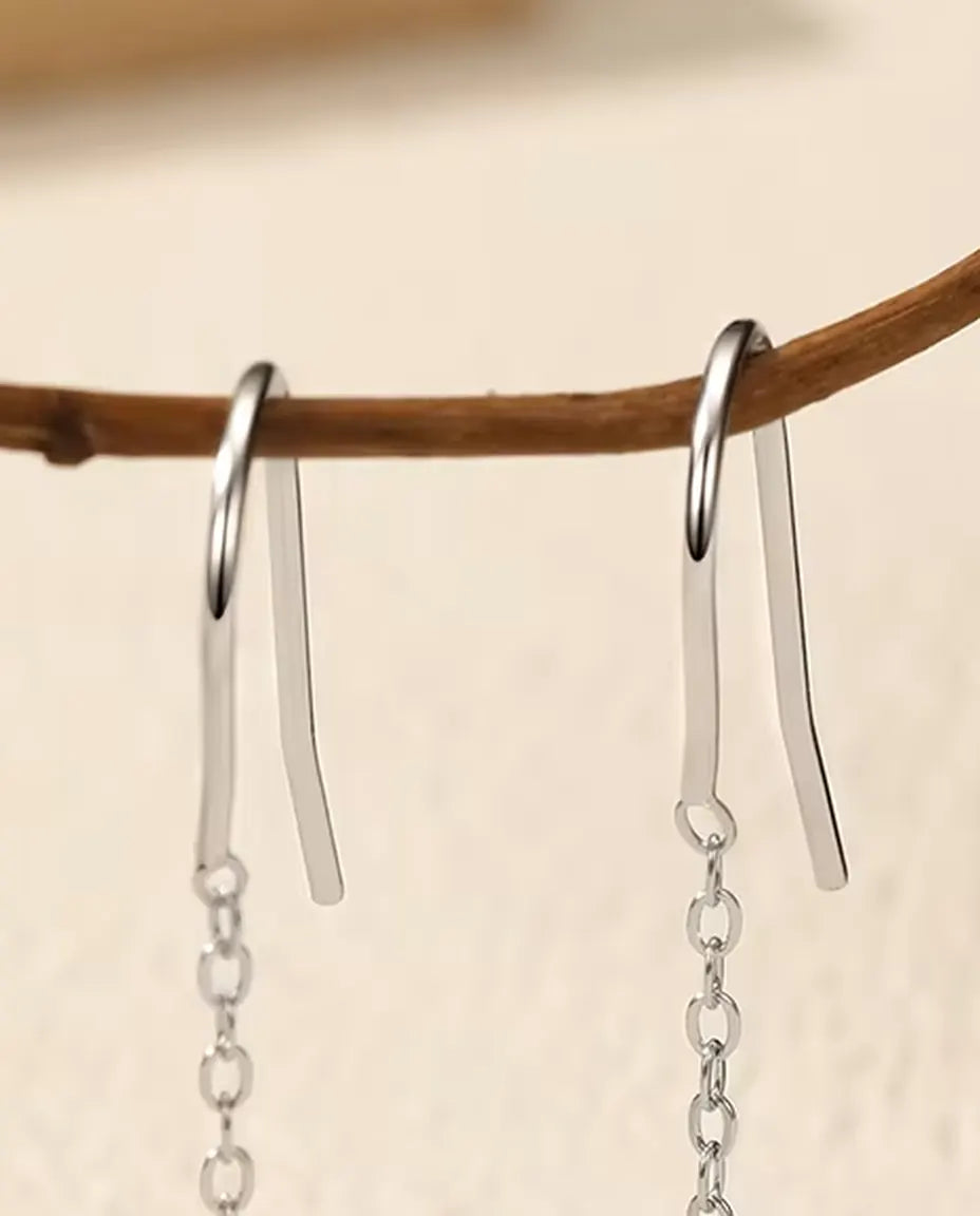 Pendientes Pasantes de Moissanita - una piedra de 0,30 ct y 4 mm en cada pendiente, cadena fina de 35 mm, plata de ley 925