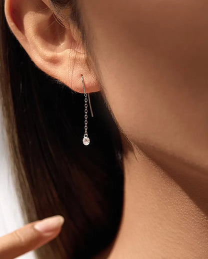 Pendientes Pasantes de Moissanita - una piedra de 0,30 ct y 4 mm en cada pendiente, cadena fina de 35 mm, plata de ley 925