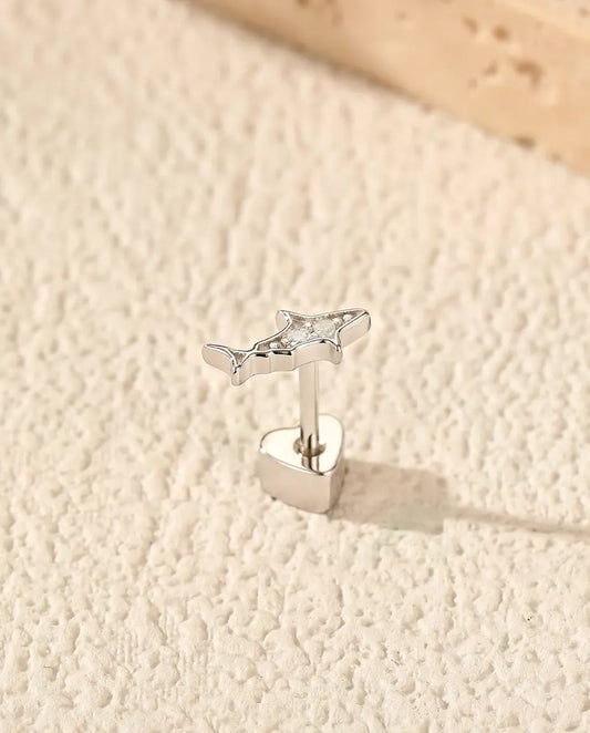 Pendientes Tiburón de Plata 925 con Moissanita - de pie sobre su cierre en forma de corazón, en una superficie clara con textura