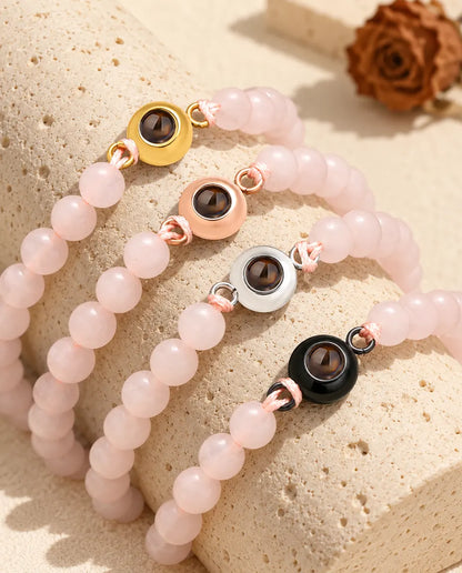 Pulseras de bolas rosa palo con aro dorado, color oro rosa, plateado y negro, una junto a otra