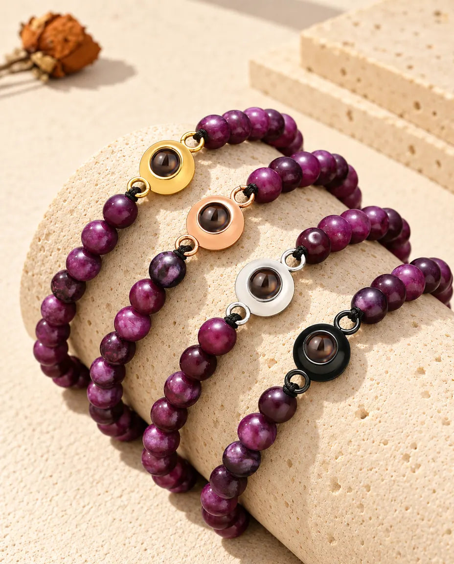 Pulseras de bolas moradas con aro dorado, color oro rosa, plateado y negro, una junto a otra