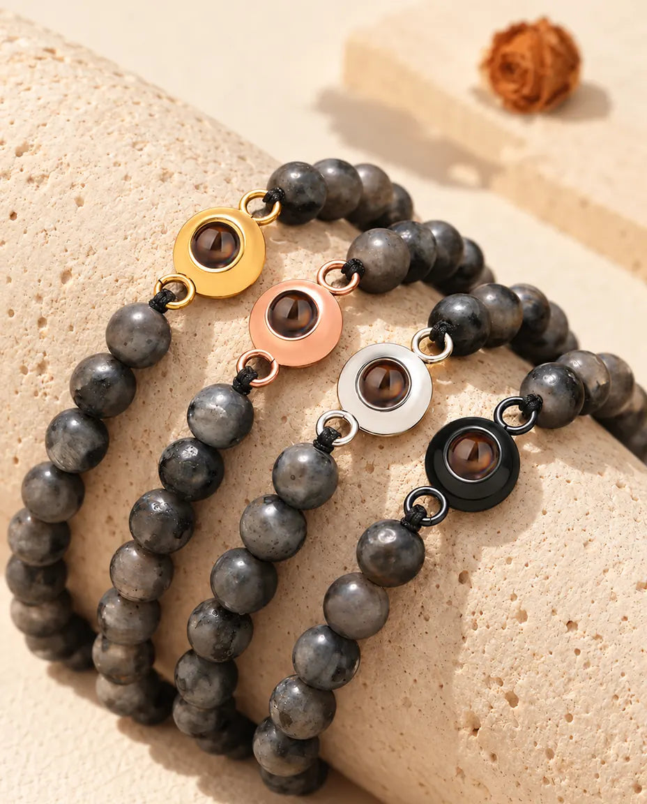 Pulseras de bolas gris moteado con aro dorado, color oro rosa, plateado y negro, una junto a otra