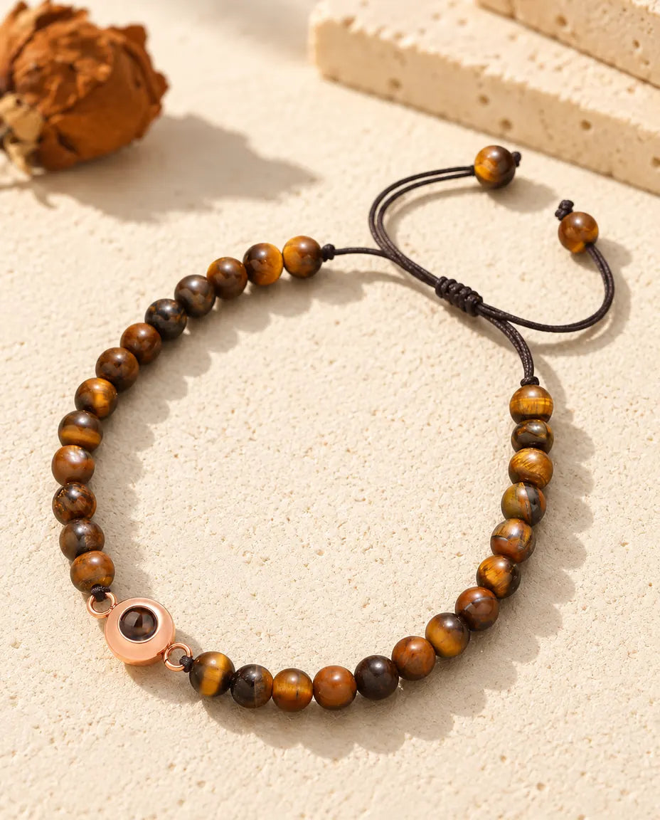 Pulsera de bolas de ojo de tigre con un aro de proyección color oro rosa para tu foto