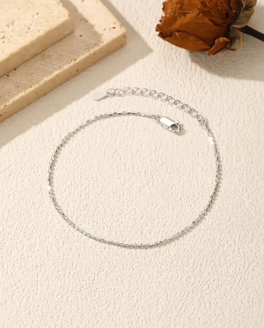 Pulsera Cadena Diamantada en Plata 925 - extendida sobre una superficie clara con textura, con cierre y alargador