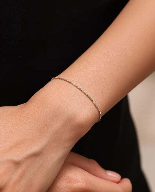 Pulsera Cadena Diamantada en Plata 925 - llevada en la muñeca, con las manos juntas
